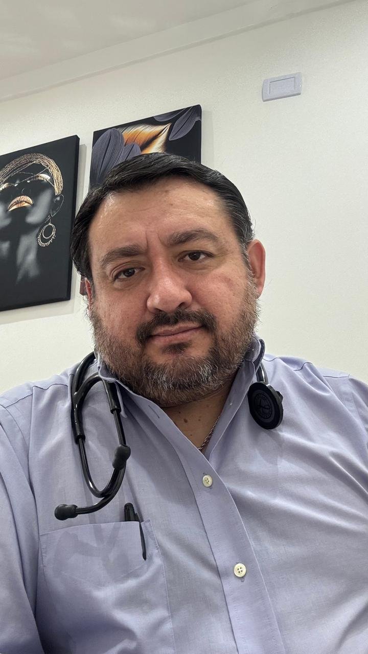 Dr. Carlos Oleas